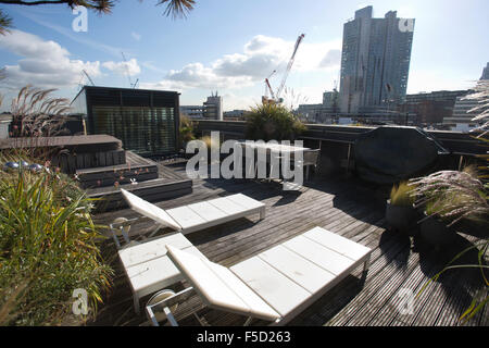 4.000 qm Penthouse-Wohnung verfügt über zwei 60 ft rohen Beton Treppen und 360-Grad-Sicht auf die Skyline von London, UK Stockfoto