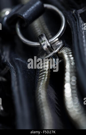 Reißverschluss aus schwarzem Leder Tasche, Makro erschossen. Stockfoto