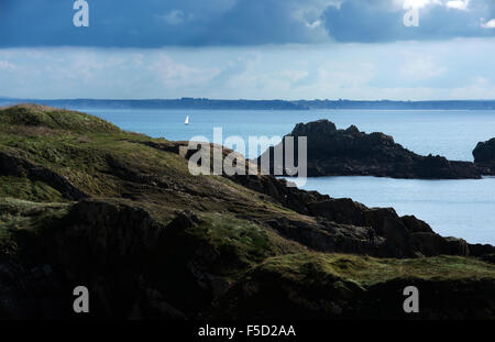 Pointe de Sainte Mathieu, Bretagne; Oktober 2015 Yachten Segel aus Pointe Saint-Mathieu ist eine Landzunge in der Nähe von Le Conquet Stockfoto