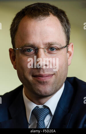 Der Berliner Senator für Soziales, Mario Czaja, spricht während eines Foto-Sitzung in der neuen Flüchtlings-Unterkunft im Hangar 3 im ehemaligen Flughafen Tempelhof in Berlin, Deutschland, 2. November 2015 und Presse. Foto: CLEMENS BILAN/dpa Stockfoto