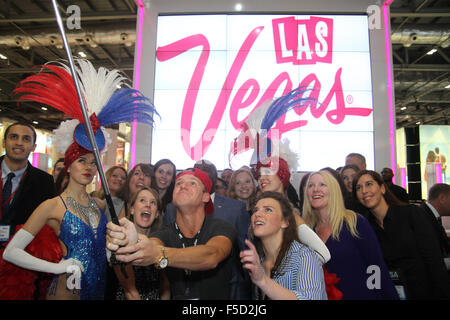 London, UK 2. November 2015. Made In Chelseas Jamie Laing Posen mit Mitgliedern der Las Vegad Ausstellung stehen für ein Selfie Fotoshooting am World Travel Market 2015. Bildnachweis: David Mbiyu/Alamy Live-Nachrichten Stockfoto