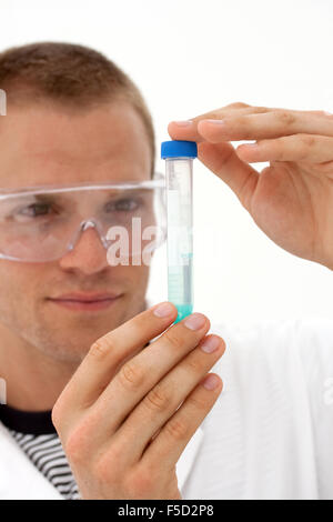 Reagenzglas - Fokus auf Hände und Reagenzglas betrachten Laborantin Stockfoto