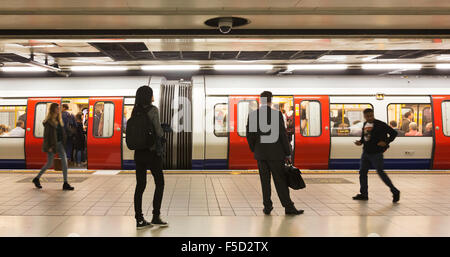 Passagiere warten auf einen Kreis oder Bezirk Linie u-Bahn auf die Londoner U-Bahn am Denkmal / Bank Station, London, UK Stockfoto