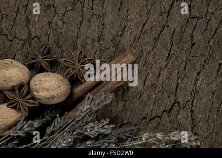 Sicks Walnüsse Zimt, Sternanis und trockenen Lavendel auf Pinnwand Stockfoto