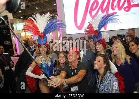 London, UK 2. November 2015. Made In Chelseas Jamie Laing Posen mit Mitgliedern der Las Vegas Ausstellung stehen für ein Selfie Fotoshooting am World Travel Market 2015. Bildnachweis: David Mbiyu/Alamy Live-Nachrichten Stockfoto