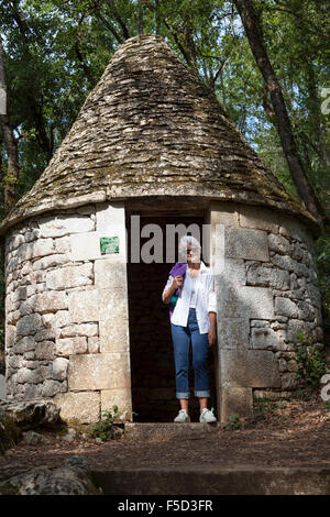 Ein senior Tourist in die hängenden Gärten von Marqueyssac. Hauptbusstation du Troisième Âge Dans Les Jardins Suspendus de Marqueyssac. Stockfoto