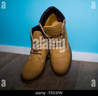 Stiefel-Zusammensetzung an die Wand gelehnt. Stockfoto