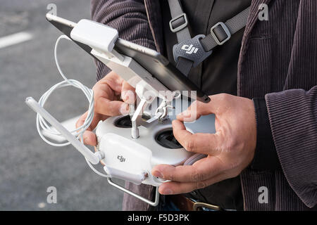 Zrenjanin, Serbien: 29. Oktober 2015, Detail des Menschen fliegen Dji Inspire 1 Fernbedienung mit dem Ipad auf AVIV Park Eröffnung Stockfoto