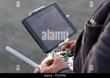 Zrenjanin, Serbien: 29. Oktober 2015, Detail des Menschen fliegen Dji Inspire 1 Fernbedienung mit Ipad Kamera Frame anzeigen Stockfoto
