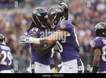 Baltimore, Maryland, USA. 1. November 2015. Baltimore Ravens WR Crockett Gillmore (80) feiert seine Touchdown mit Teamkollege WR Marlon Brown (14) in einem Spiel gegen die San Diego Chargers im M & T Bank Stadium in Baltimore, MD am 1. November 2015. Bildnachweis: Cal Sport Media/Alamy Live-Nachrichten Stockfoto