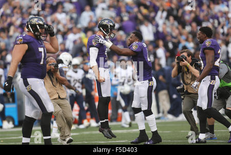 Baltimore, Maryland, USA. 1. November 2015. Baltimore Ravens K Justin Tucker (9) reagiert mit Baltimore Ravens DB Anthony Levine Sr. (41) nach seinem spielentscheidenden Field-Goal gegen die San Diego Chargers im M & T Bank Stadium in Baltimore, MD am 1. November 2015. Baltimore gewann das Spiel 29-26. Bildnachweis: Cal Sport Media/Alamy Live-Nachrichten Stockfoto