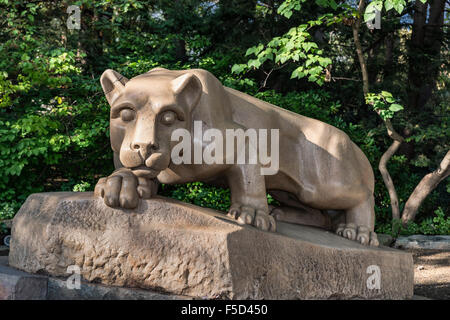 Nittany Lion-Maskottchen-Statue auf dem Hauptcampus der Penn State University, State College, Pennsylvania, USA Stockfoto