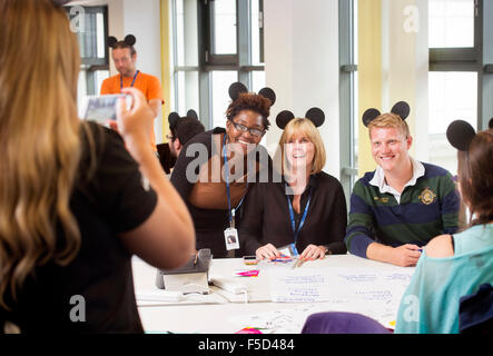 Die unternehmerisch-Spark Kleinunternehmen Trainingstag am Trinity Quay, Bristol - teams tragen Mickey Mouse Ohren Whil brainstorming Stockfoto