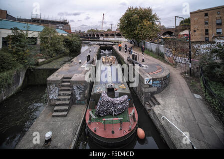 Sehr großen Kanal Schiff betreten das Schloss bei Hawley Road in der Nähe von Camden Lock in Camden Town, London am Regent es Canal Stockfoto