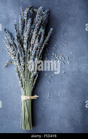 Getrockneten Lavendel Bund auf dunklen Tisch Stockfoto