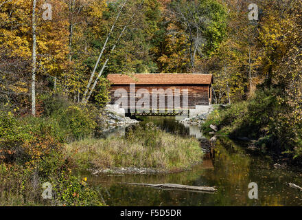 Hyde Hall Covered Bridge ist die älteste bestehende überdachte Brücke in den Vereinigten Staaten, Glimmerglass State Park, New York, USA Stockfoto