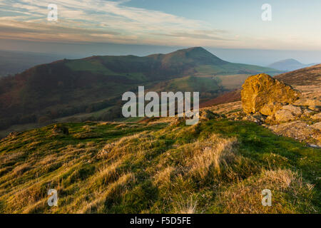 Caer Caradoc gesehen im Abendlicht vom Gipfel des Hope Bowdler Hill, in der Nähe von Kirche Stretton, Shropshire, UK Stockfoto