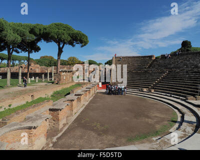 Großes Theater auf der Ausgrabungsstätte Ostia Antica, in der Nähe von Rom, Italien Stockfoto