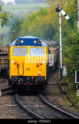 Baureihe 50 Loco 50035 Ark Royal nahenden Highley Station auf der Severn Valley Railway Stockfoto