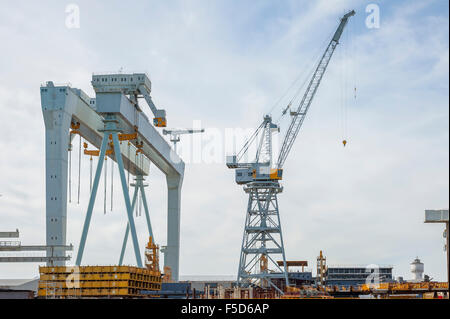 Verschiedene Arten von Kränen bei der Arbeit in einer Werft Stockfoto