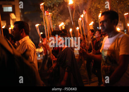 Dhaka, Bangladesch. 2. November 2015. DHAKA, Bangladesch-02. November: kulturelle Aktivisten, Autoren und Mitglieder des Ganajagaran Mancha Parolen schreien, wie sie besuchen eine Fackel Licht Prozession Protest gegen die Tötung und Angriffe auf dem Verleger und Blogger in Dhaka am 02 November 2015.Ganajagaran Mancha hat einen halbtägigen landesweiten Streik am 03 November fordern die Verhaftung der Angreifer der Verlage gefordert. Der Verlag Faisal Arefin Dipan wurde erstochen, in Dhaka am 31. Oktober, Stunden nach unbekannten Angreifer einen anderen Verleger und zwei weltlichen Blogger an anderer Stelle im th erstochen Stockfoto