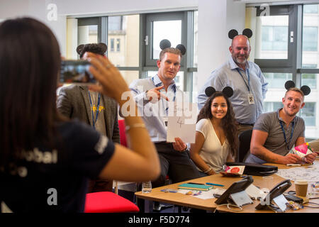 Die unternehmerisch-Spark Kleinunternehmen Trainingstag am Trinity Quay, Bristol - teams tragen Mickey Mouse Ohren Whil brainstorming Stockfoto