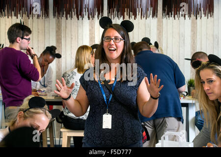 Die unternehmerisch-Spark Kleinunternehmen Trainingstag am Trinity Quay, Bristol - teams tragen Mickey Mouse Ohren Whil brainstorming Stockfoto