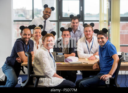 Die unternehmerisch-Spark Kleinunternehmen Trainingstag am Trinity Quay, Bristol - teams tragen Mickey Mouse Ohren Whil brainstorming Stockfoto