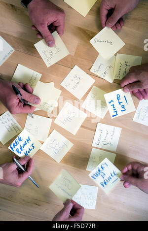 Die unternehmerisch-Spark Kleinunternehmen Trainingstag am Trinity Quay, Bristol - produzieren Teams Ideen auf Post-It Zettel während der Arbeit Stockfoto