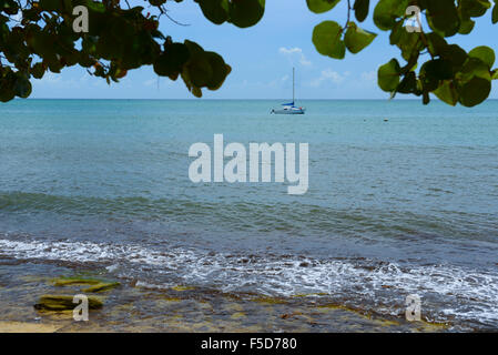 Boot in den Horizont der Marina Beach. Reserva Marina Tres Palmas. Ricon, Puerto Rico. Territorium der USA. Karibik-Insel. Stockfoto