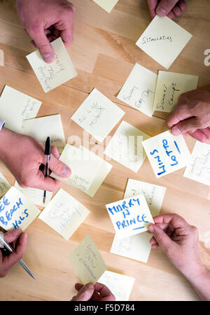 Die unternehmerisch-Spark Kleinunternehmen Trainingstag am Trinity Quay, Bristol - produzieren Teams Ideen auf Post-It Zettel während der Arbeit Stockfoto