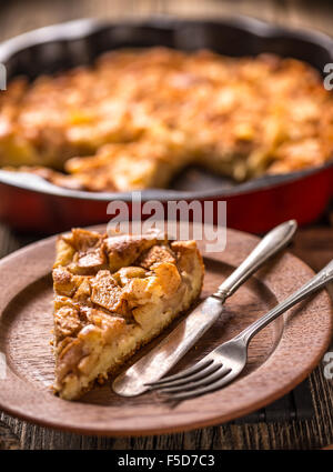 Entfernen Stück Apfelkuchen, Ansicht von oben Stockfoto