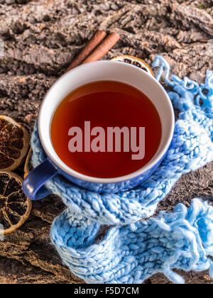 Winterzeit: Tasse heißen Tee mit Schal Stockfoto