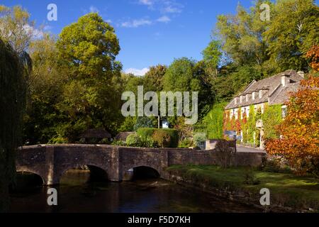 Fluß Coln und Swan Hotel, Bibury, Cotswolds, Gloucestershire, England, UK, GB, Europa Stockfoto