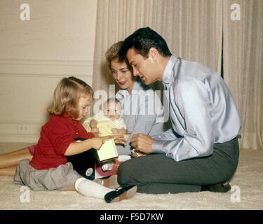 TONY CURTIS mit Frau Janet Leigh über 1961 mit Töchter Kelly in rot und Baby Jamie Stockfoto