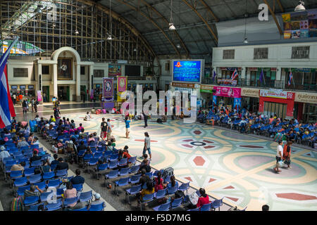 Warten, Hall, Bahnhof Hua Lamphong, Bangkok, Thailand Stockfoto