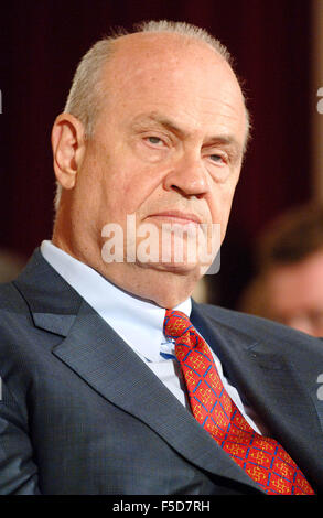 Datei-PIC: Washington, DC, USA. 12. September 2005. FRED THOMPSON (19 August 1942-1. November 2015), ein ehemaliger US-Senator aus Tennessee, GOP Präsidentschaftskandidaten, Watergate Anwalt und Schauspieler auf dem TV-Drama "Recht und Ordnung," starb am Sonntag in Nashville. Im Bild: 12. September 2005 - Washington, District Of Columbia, USA Credit: ZUMA Press, Inc./Alamy Live News Stockfoto