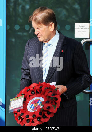 Sir John Madejski (Co-Chairman of Reading Football Club) beteiligt sich an einem Gedenkgottesdienst vor der Himmel Bet Meisterschaftsspiel zwischen Lesung und Brighton und Hove Albion im Madejski Stadium in Reading. 31. Oktober 2015. Stockfoto