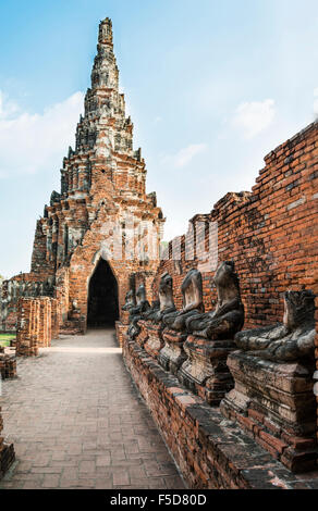 Kopflose Buddha-Statuen, buddhistische Tempel, Wat Chaiwatthanaram, Ayutthaya, Thailand Stockfoto