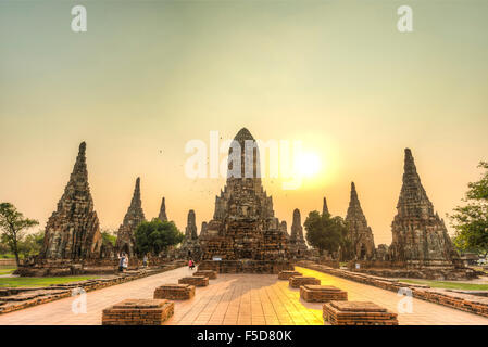 Buddhistischer Tempel bei Sonnenuntergang, Wat Chaiwatthanaram, Ayutthaya, Thailand Stockfoto