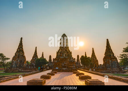 Buddhistischer Tempel bei Sonnenuntergang, Wat Chaiwatthanaram, Ayutthaya, Thailand Stockfoto