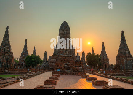 Buddhistischer Tempel bei Sonnenuntergang, Wat Chaiwatthanaram, Ayutthaya, Thailand Stockfoto