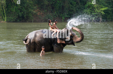 Elefant Spritzen zwei Touristen, Kanchanaburi Provinz, Zentral-Thailand, Thailand Stockfoto