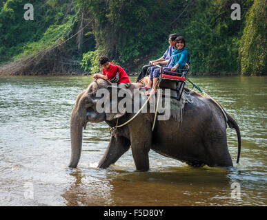 Zwei Touristen auf Elefanten im Wasser mit Mahout, Kanchanaburi Provinz, Zentral-Thailand, Thailand Stockfoto