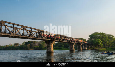 Zug durchqueren historische Brücke am Kwai, Weg von Thailand nach Burma Todesbahn, Kanchanaburi Provinz Stockfoto