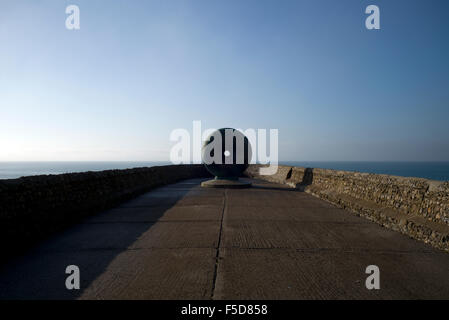 Direkt am Meer Donut Skulptur, "Afloat" bu Hamish Black, am frühen Morgen, Brighton UK Stockfoto