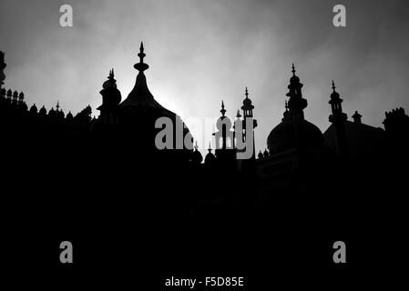 Brighton Royal Pavilion in der Silhouette, am frühen Morgen, Brighton, UK Stockfoto