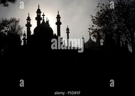 Brighton Royal Pavilion in der Silhouette, am frühen Morgen, Brighton, UK Stockfoto