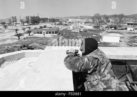 Albanien, Betrieb Alba der italienischen Streitkräfte nach dem Bürgerkrieg von Frühjahr 1997, Marine-Infanteristen des S.Marco Bataillon Patrouillen Valona Stadt - Operazione Alba Delle Forze Armate Italiane Dopo la Guerra Civile della Primavera 1997 Fanti di Marina del Battaglione S.Marco Pattugliano Valona Stockfoto