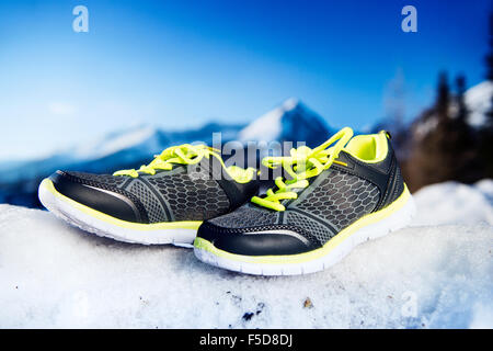 Graue Laufschuhe Stockfoto